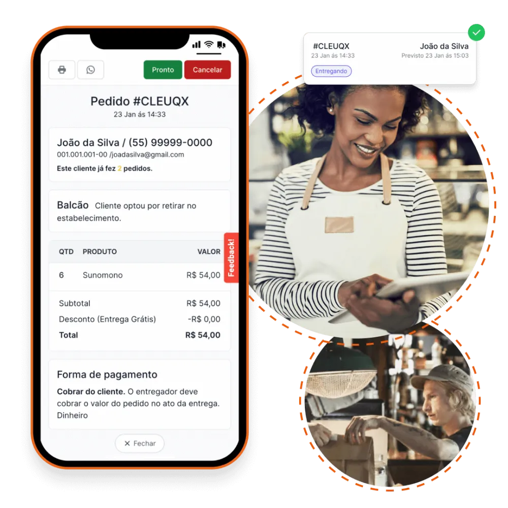 Celular exibindo um pedido de delivery no sistema, com itens, forma de pagamento e status de entrega, ao lado de atendentes preparando pedidos
