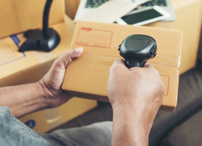 Coletor de dados portátil com leitor de código de barras usado na contagem de estoque