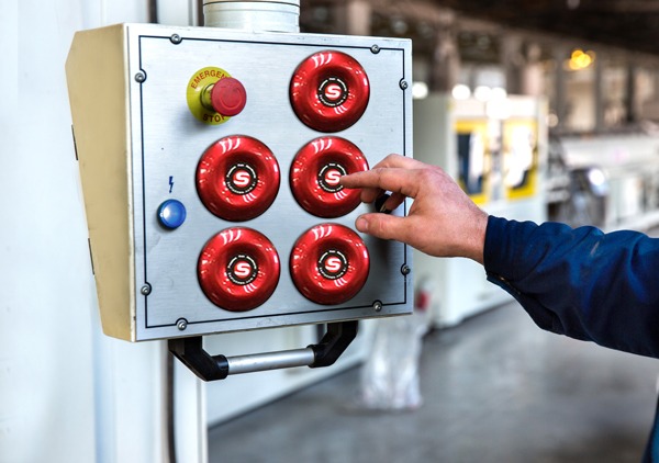 Botão de chamada Smart Call instalado em ambiente industrial para acionamento da cadeia de ajuda