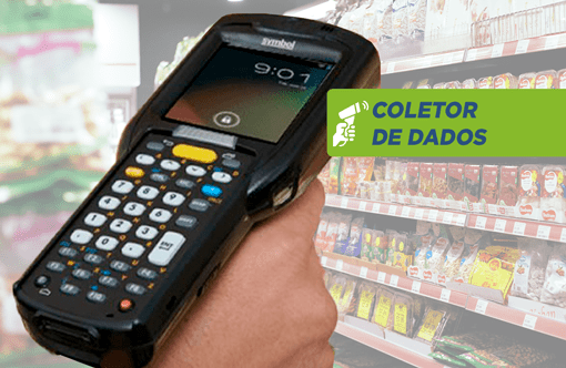 Mão segurando um coletor de dados com teclado e leitor de código de barras em um corredor de supermercado, com o selo Coletor de Dados