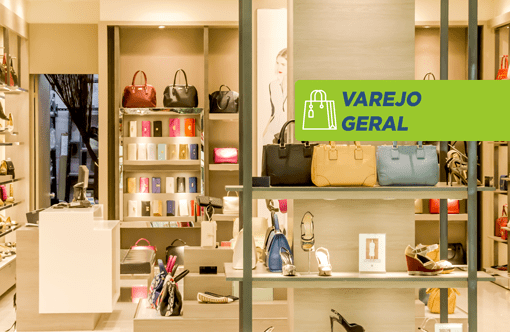 Interior de loja de varejo com prateleiras expondo bolsas, calçados e acessórios, com o selo Varejo Geral